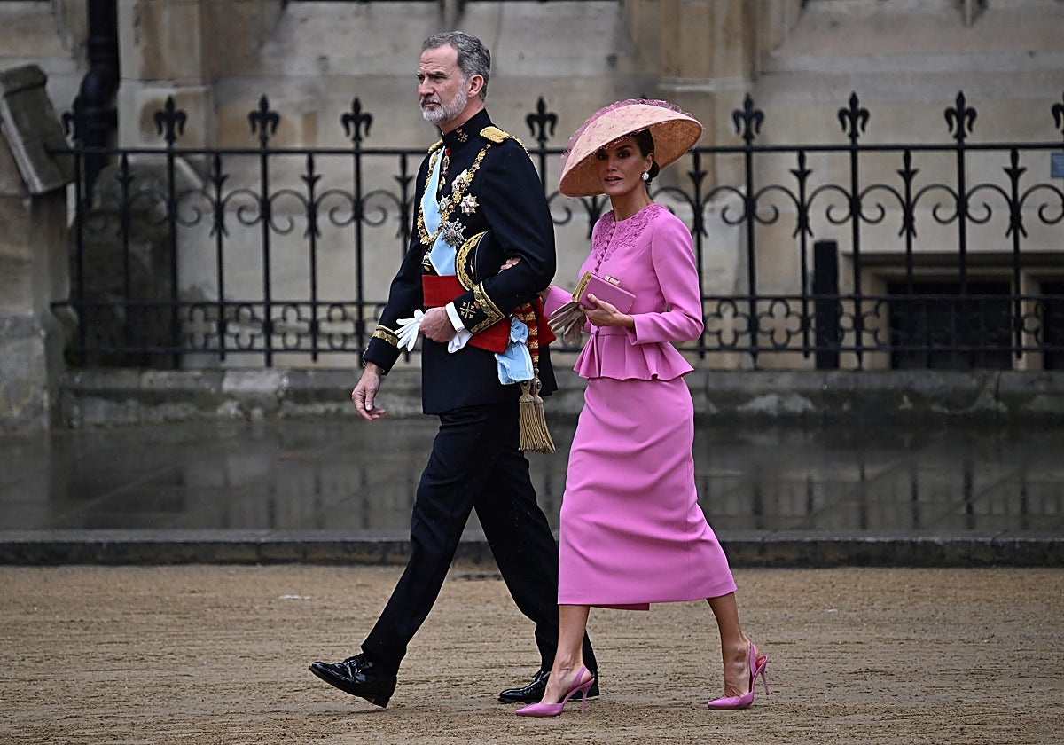 Felipe VI y la Reina Letizia llegando, este sábado, a la Abadía de Westminster en el centro de Londres