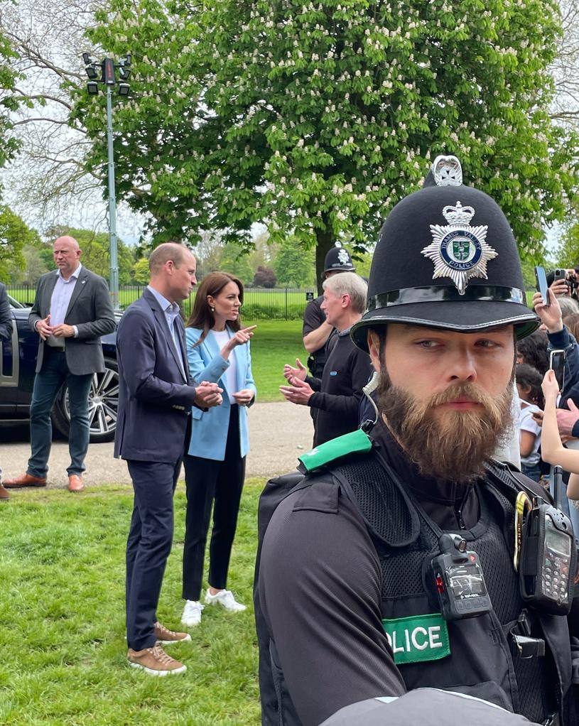 Los Príncipes de Gales han llegado a Windsor, causando gran expectación entre los ciudadanos que ya se congregan en los alrededores.