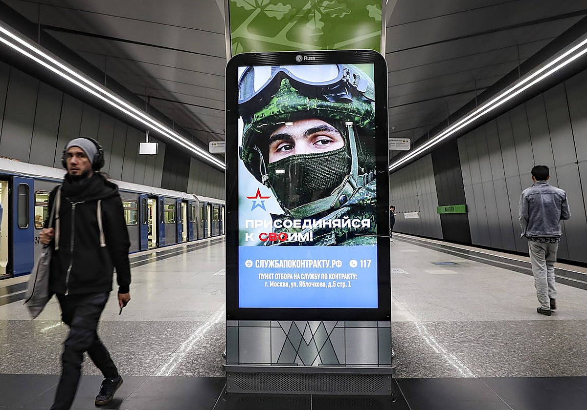 Un cartel en el metro de Moscú con un mensaje donde se anima a los ciudadanos a entrar al Ejército