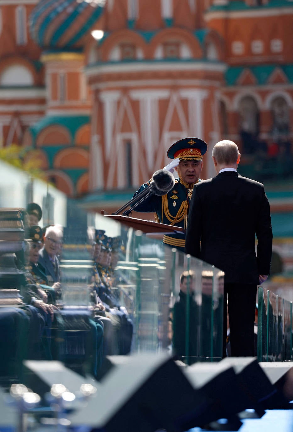 Vladimir Putin y su ministro de Defensa, Sergei Shoigu, en el desfile del Día de la Victoria