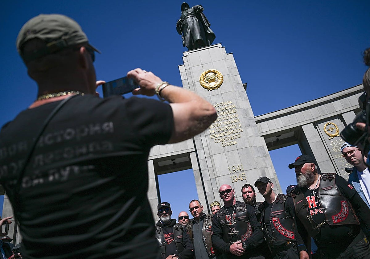 Miembros de los Nachtwölfe rinden homenaje al Ejército Rojo en Berlín