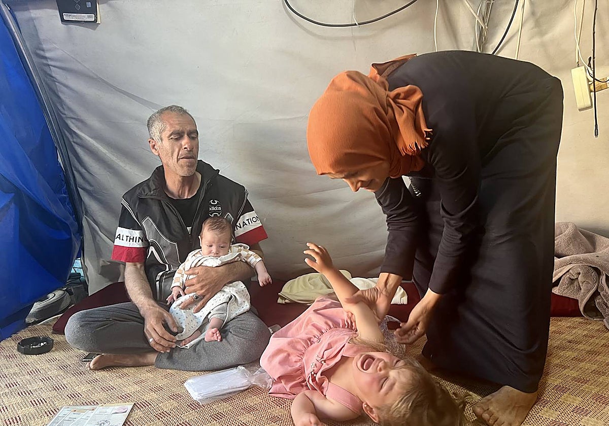 Una familia de refugiados sirios con sus hijos