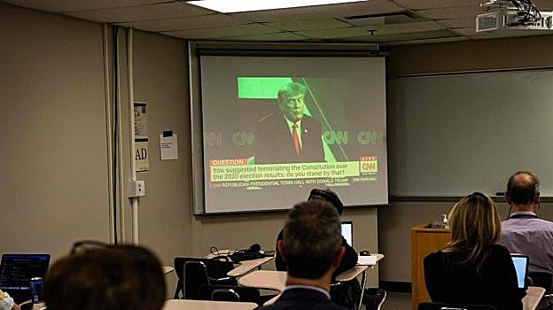 Periodistas siguen la intervención de Trump en la CNN