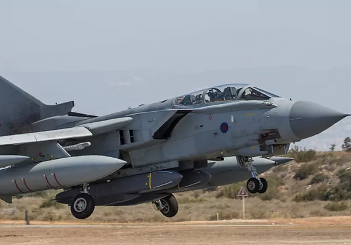 Misiles Storm Shadow en un caza Tornado de la RAF