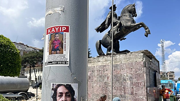 Familiares de desaparecidos pegan carteles con sus fotografías con la esperanza de obtener información