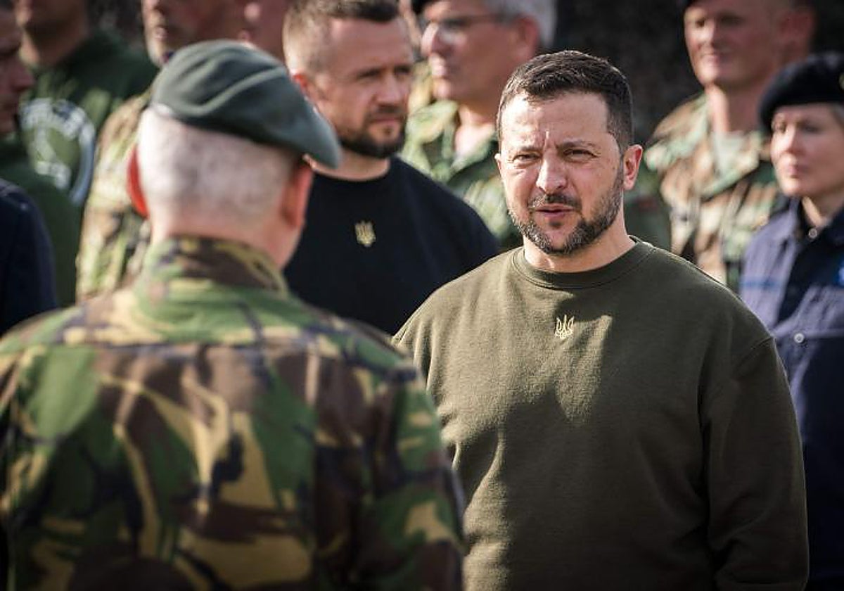 El presidente de Ucrania, Volodímir Zelenski, saluda a las tropas