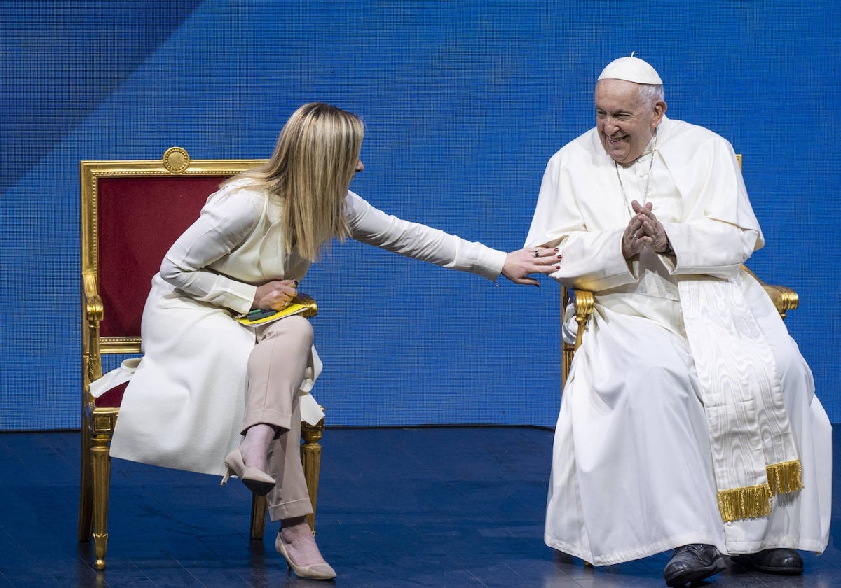 Giorgia Meloni y el Papa Francisco, ayer en Roma