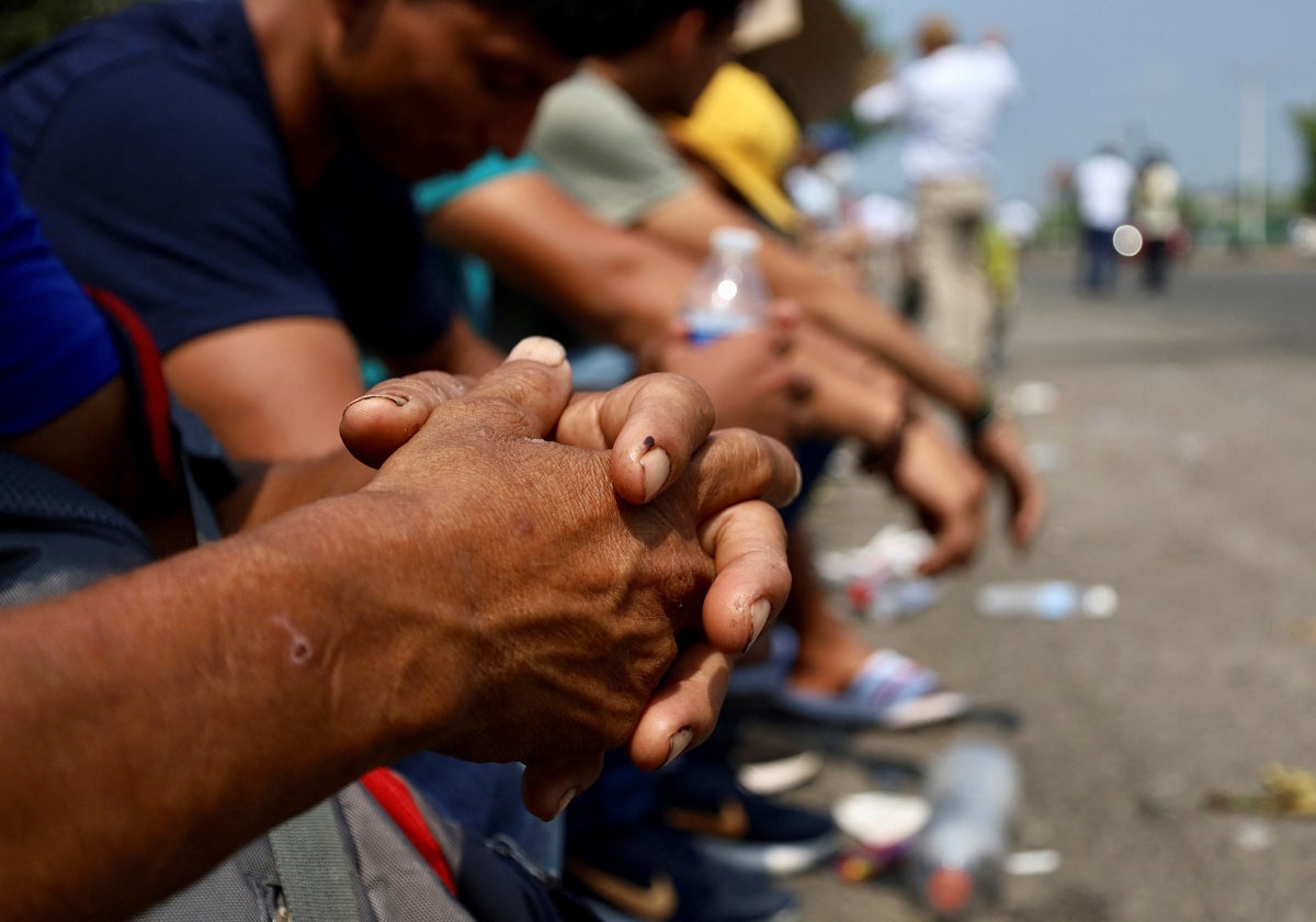 Inmigrantes esta semana esperan abordar un autobús, antes de ser trasladados a Tuxtla Gutiérrez, para continuar sus trámites y obtener la Forma Migratoria Múltiple de 45 días, que les permitirá transitar por México y llegar a la frontera norte, en Tapachula