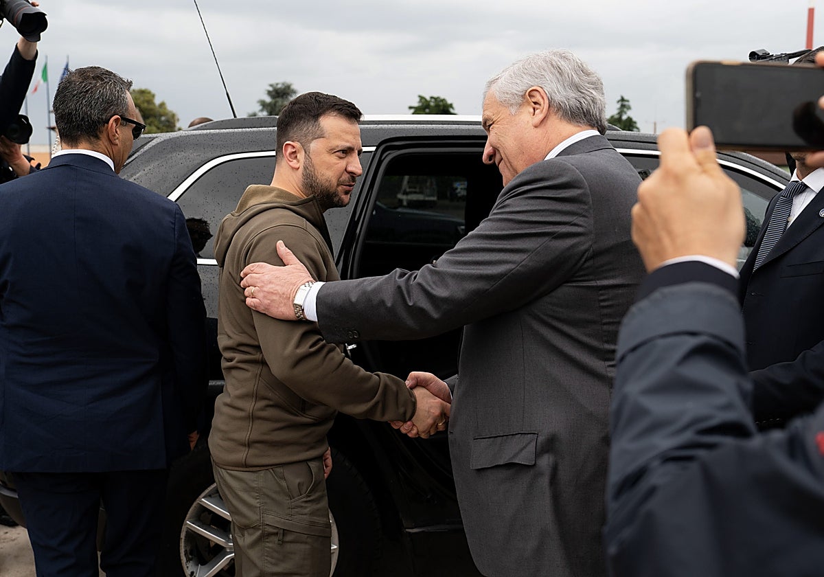 El ministro italiano de Asuntos Exteriores, Antonio Tajani (dcha.), recibe al presidente ucraniano, Volodímir Zelenski (izq.), a su llegada al aeropuerto de Ciampino, en Roma, este sábado