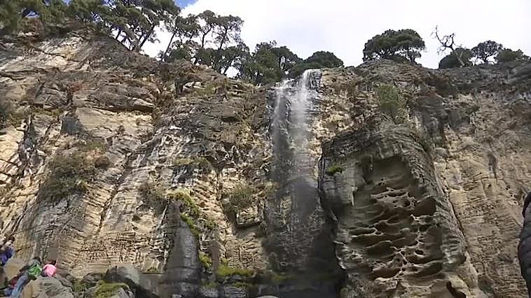 "Popocatépetl" vuelve a erupcionar...su corazón aún late por su amada dormida "Iztaccíhuatl"