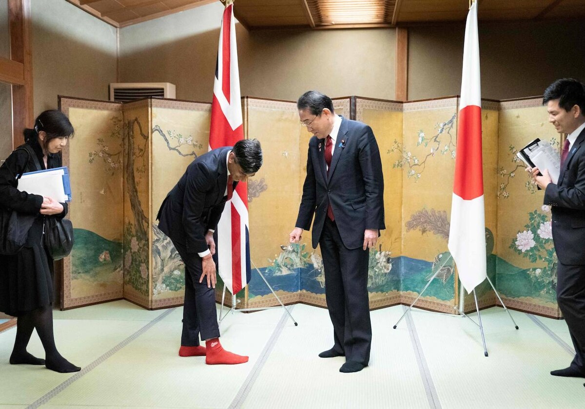 Kishida y Sunak, descalzos tal y como marcaba el protocolo
