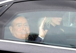 Silvio Berlusconi abandona el hospital tras seis semanas internado