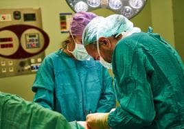 Un cirujano es despedido por pedir ayuda al personal de limpieza para amputar un dedo a un paciente