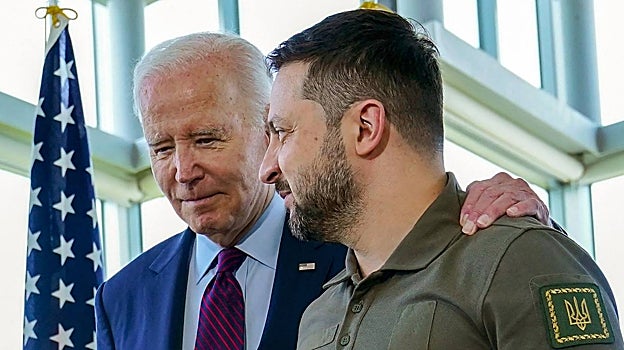 El presidente de Estados Unidos, Joe Biden, toma del hombro al presidente de Ucrania, Volodímir Zelenski