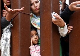 La Administración Biden deja en libertad al doble de inmigrantes de los que deporta