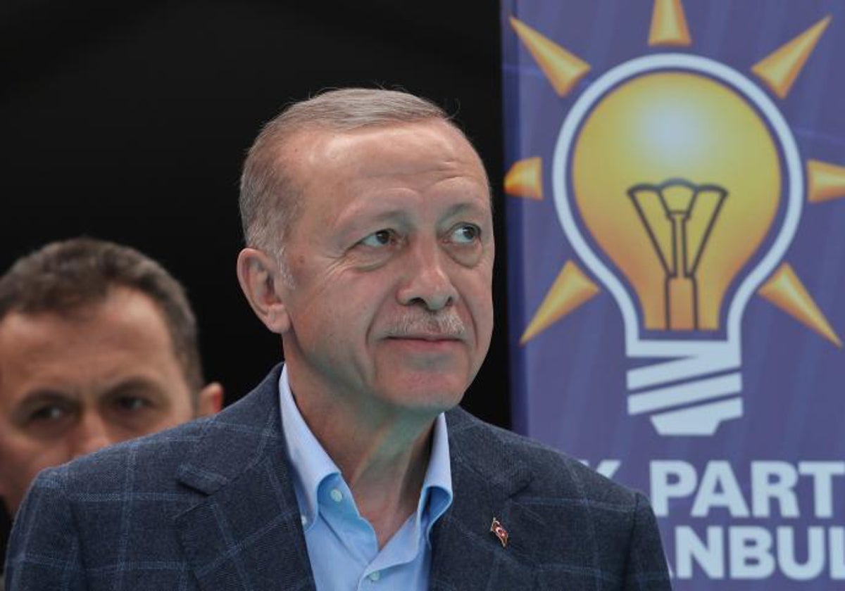 Erdogan saluda a sus seguidores durante su mitin de campaña electoral en Estambul