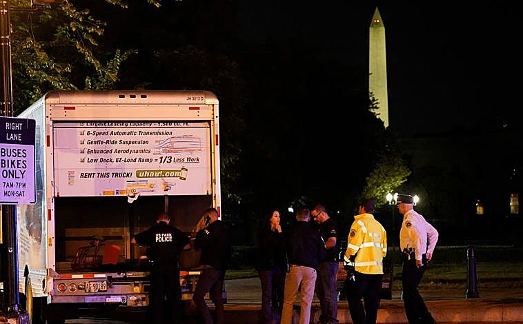 Imagen principal - Agentes del Servicio Secreto investigan el vehículo siniestrado, incluyendo una bandera nazi encontrada en él