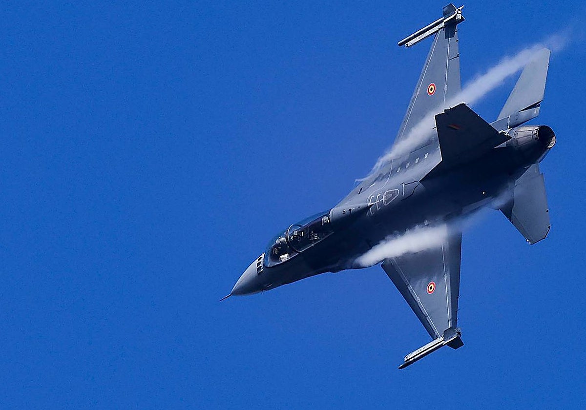 Un caza F-16 participa en unas maniobras de la OTAN