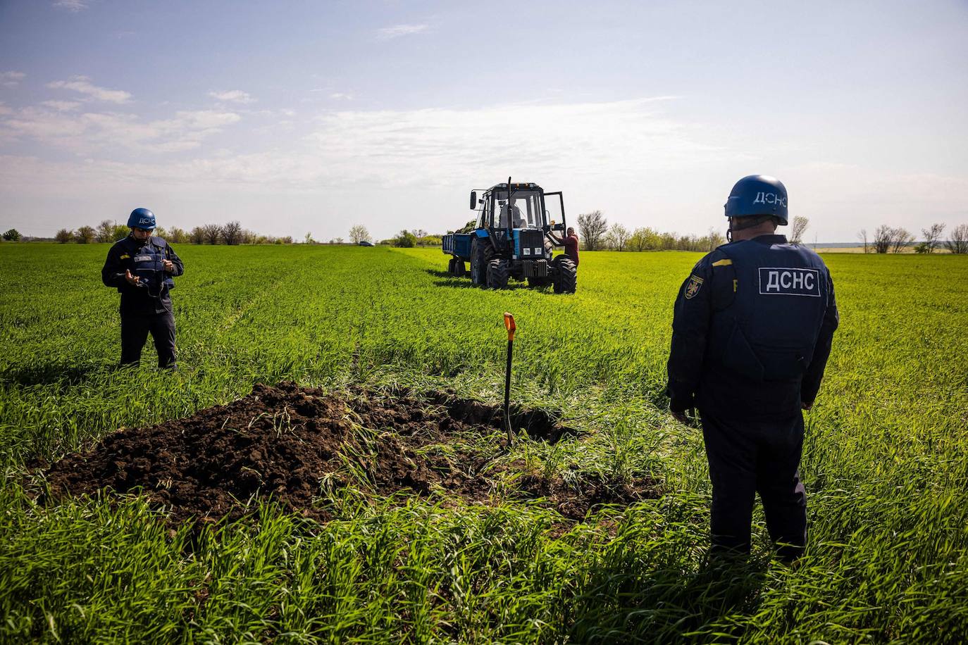 Máquina de desminado por control remoto hecha de tractor y placas blindadas de vehículos militares rusos destruidos se ve en un campo cerca del pueblo de Hrakove
