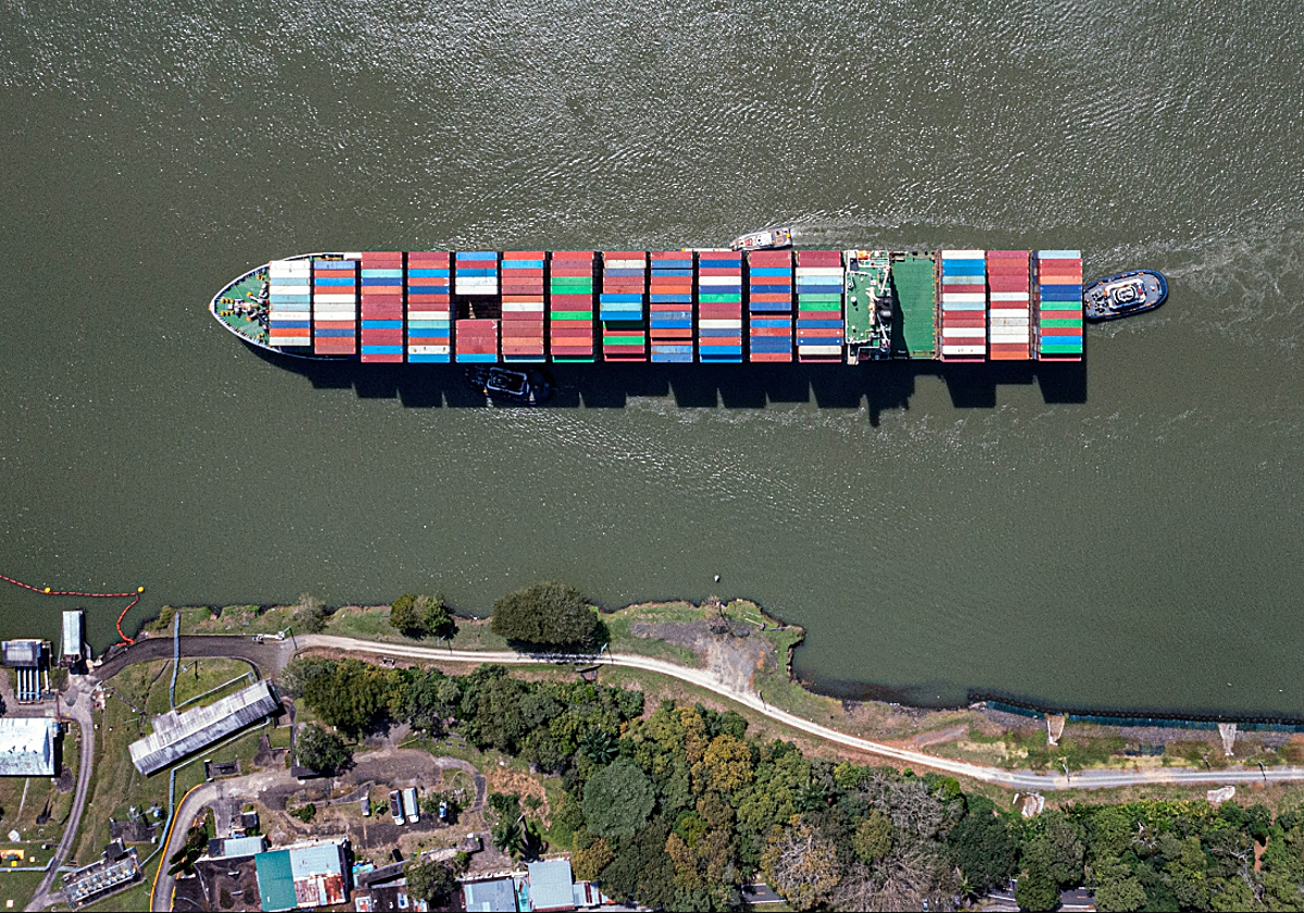 Un buque de mercancías atraviesa el Canal de Panamá
