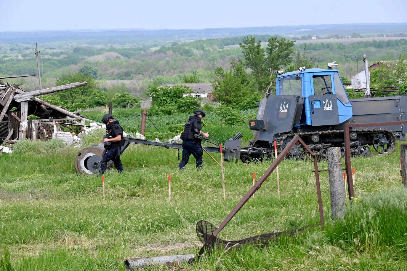 Desminadores ucranianos, junto a un arrastre de minas , limpian un campo de minas terrestres colocadas por las tropas rusas cerca de la ciudad de Balakliya, región de Kharkiv