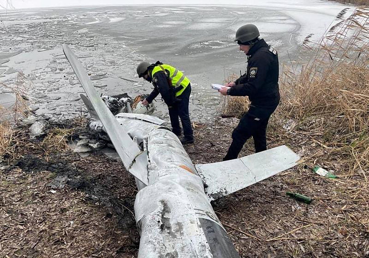 Oficiales inspeccionando un misil ruso