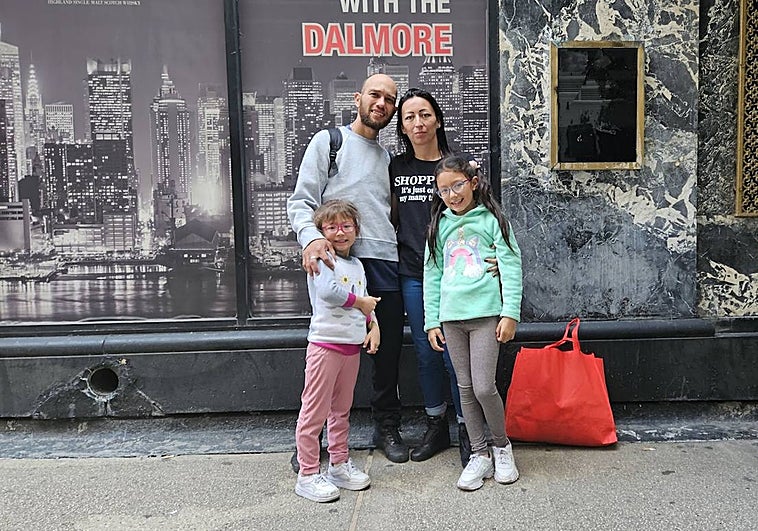 Juan y Tatiana con sus dos hijas provenientes de Bogotá, Colombia