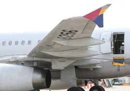 Pánico en un avión en Corea del Sur después de que un pasajero abriera la puerta de emergencia en pleno vuelo