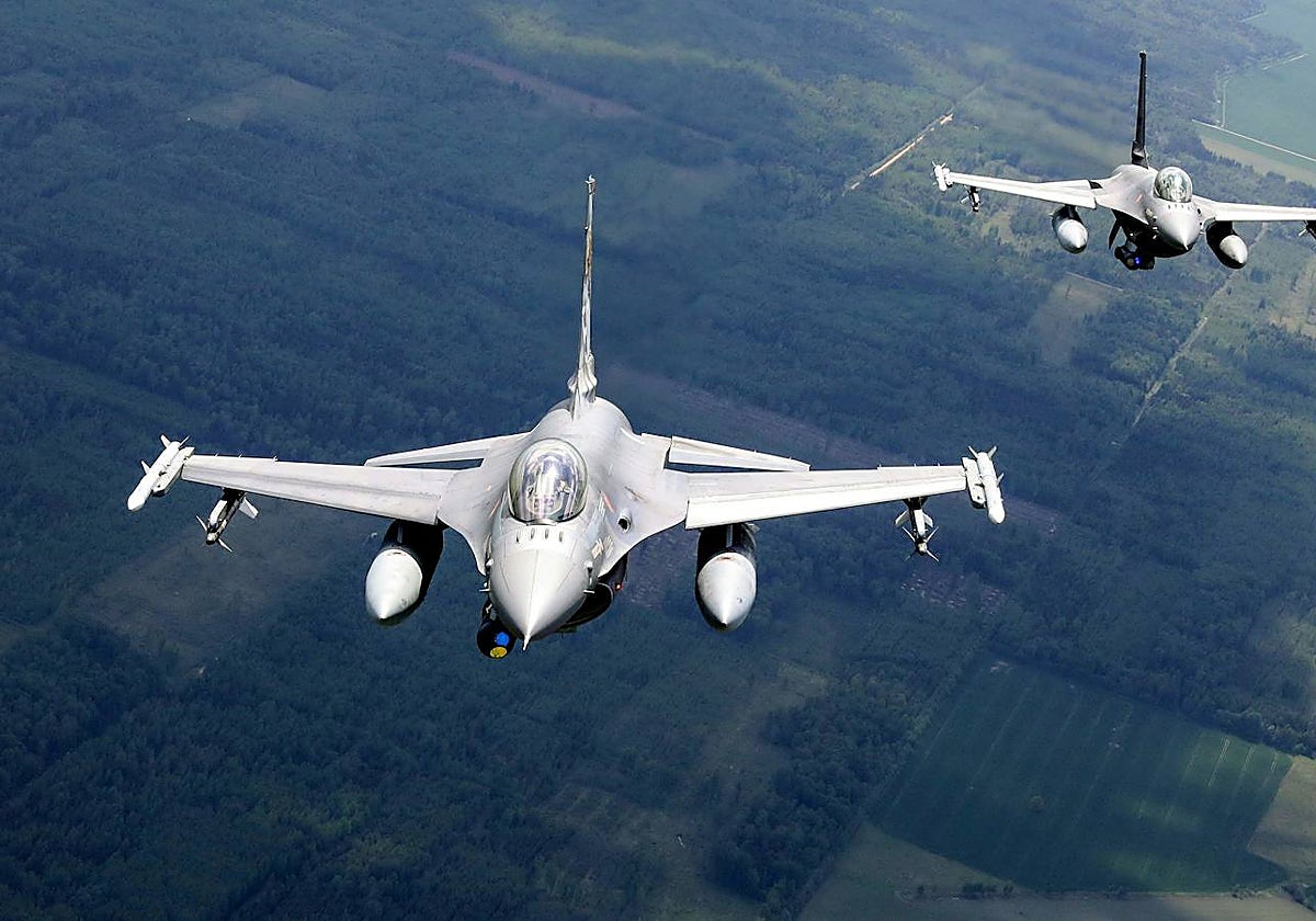 Aviones F-16 portugueses participan en la Misión de Vigilancia Aérea Báltica de la OTAN en el espacio aéreo lituano cerca de Siauliai