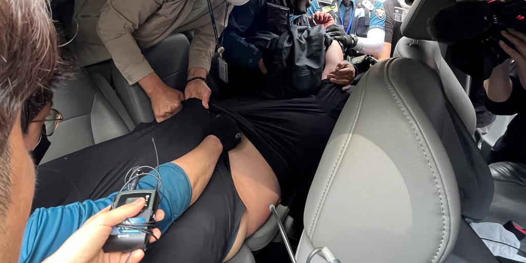 El surcoreano que abrió la puerta de un avión antes de aterrizar dice que lo hizo porque estaba “agobiado” y quería bajar “rápido”