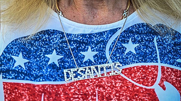 Un asistente usa un collar DeSantis sobre una reluciente camiseta de elefante republicano durante un evento de campaña de la gira «Don't Tread on Florida» e