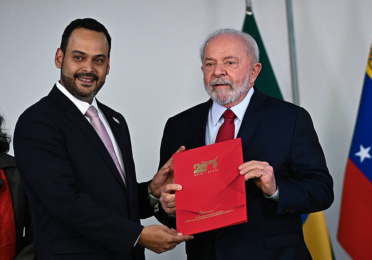 Lula Da Silva con el embajador venezolano en Brasil, Manuel Vicente Vadell Aquino, en el Palacio de Planalto en Brasilia
