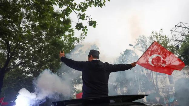 Turcos celebran la victoria de Erdogan