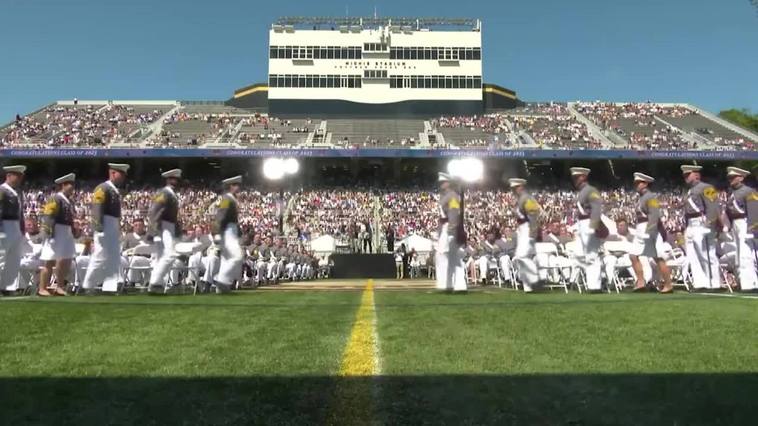 Kamala Harris se convierte en la primera mujer en pronunciar el discurso de graduación en West Point
