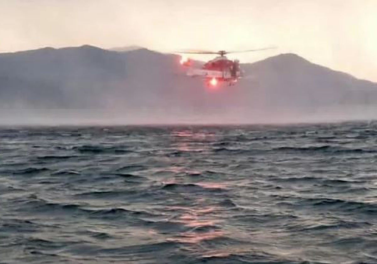 El servicio de bomberos de Italia comparte una foto de un helicóptero participando en el rescate