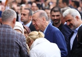 Erdogan dio dinero en efectivo a sus simpatizantes a la salida de su colegio electoral