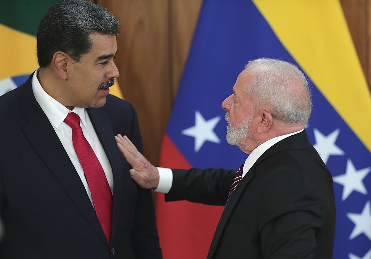 El presidente de Brasil, Luiz Inácio Lula da Silva, y su homólogo venezolano, Nicolás Maduro, participan en una rueda de prensa tras una reunión en el Palacio do Planalto