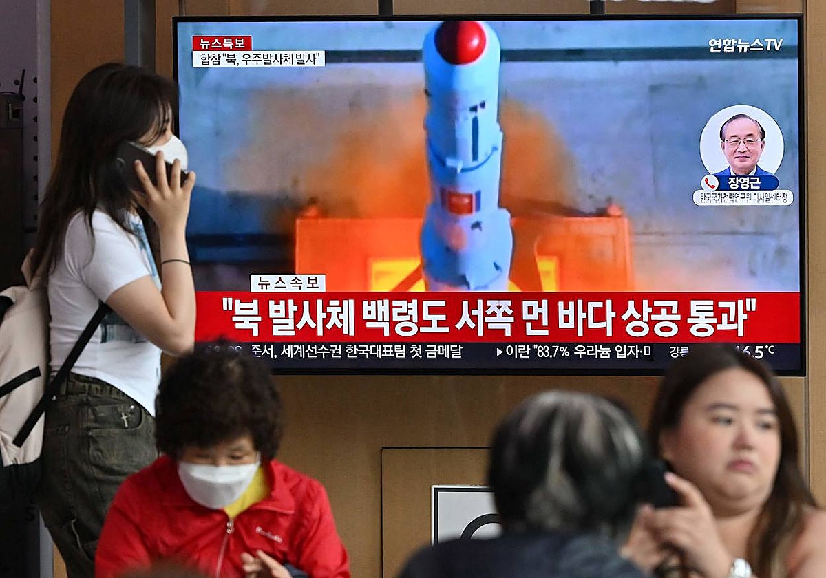 Una pantalla de televisión que muestra una transmisión de noticias con imágenes de archivo del lanzamiento del cohete de Corea del Norte, en la estación de tren de Seúl