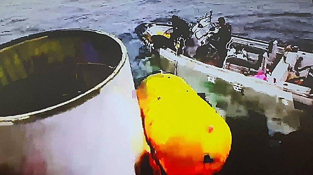 El ejército de Corea del Sur dijo el 31 de mayo que había localizado y estaba rescatando una parte sospechosa de un satélite espía de Corea del Norte que se estrelló en el mar poco después del lanzamiento debido a una falla del cohete