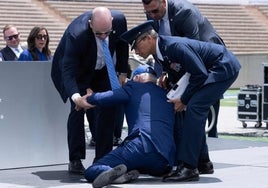 Joe Biden sufre una fuerte caída en la ceremonia de graduación de la Academia de la Fuerza Aérea