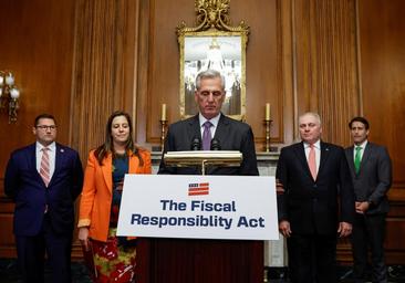 La Cámara de Representantes de EE.UU. aprueba la suspensión del techo de la deuda acordada por Biden y McCarthy