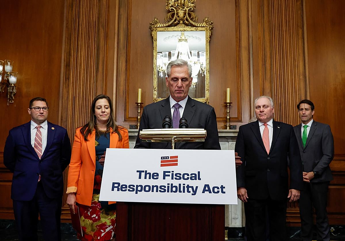 El presidente de la Cámara de Representantes de los Estados Unidos, Kevin McCarthy, rueda de prensa acompañado por el líder de la mayoría de la Cámara de Representantes, Steve Scalise, y la representante de los Estados Unidos, Elise Stefanik