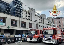 Un muerto y 15 intoxicados por el incendio de un edificio en obras a las afueras de Roma