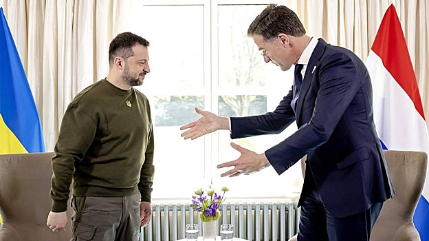 El primer ministro holandés Mark Rutte saluda a Zelenski durante su visita a Catshuis en La Haya, Países Bajos, el 4 de mayo de 2023