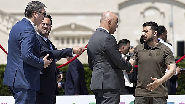 El presidente ucraniano Volodymyr Zelenski y el presidente federal suizo Alain Berse se dan la mano junto a Aleksandar Vucic, presidente de Serbia, y Xavier Bettel, primer ministro de Luxemburgo, durante la Cumbre de la Comunidad Política Europea (EPC) en Bulboaca, Moldavia