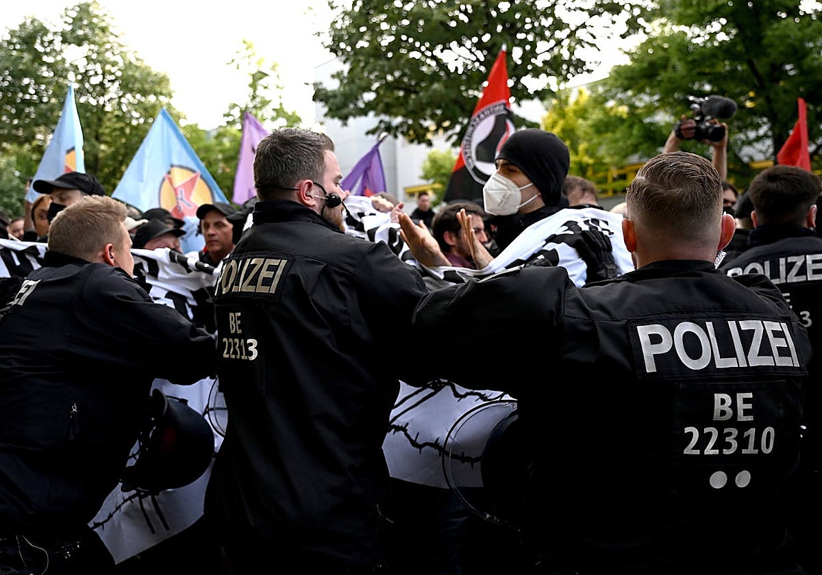 La Policía alemana contiene a los manifestantes que protestan en Berlín contra la condena de Lina E.