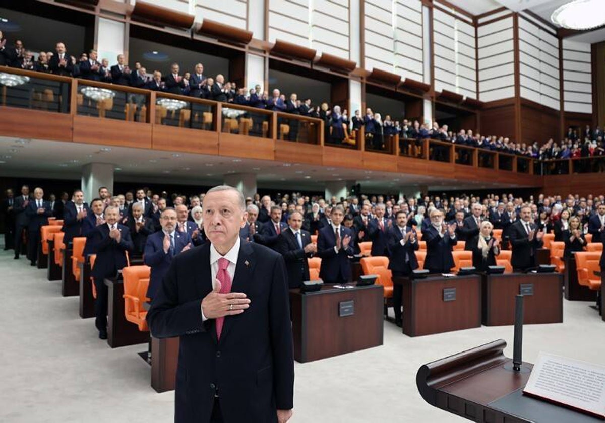 El presidente turco Recep Tayyip Erdogan jura el cargo durante una ceremonia de investidura en la Gran Asamblea Nacional de Turquía