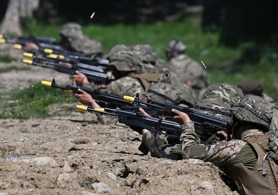 Un grupo de soldados ucranianos participa en ejercicios militares en el Reino Unido