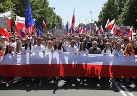Tusk y Walesa lideran una multitudinaria manifestación para exigir «una Polonia democrática y europea»