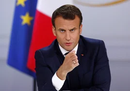 Condenan a dos hombres en Francia por agredir a un familiar de Macron